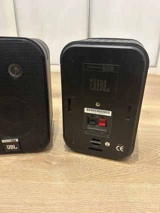 Altavoces JBL Control One Negros