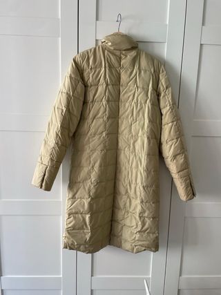 Abrigo largo acolchado beige de pluma de oca