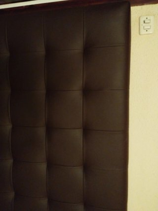 Cabecero de cama capitoné piel marrón