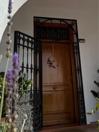 Puerta de madera maciza