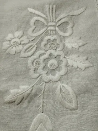 Toalha de linho bordada à mão antiga