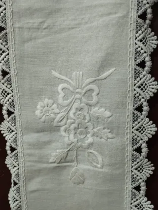 Toalha de linho bordada à mão antiga