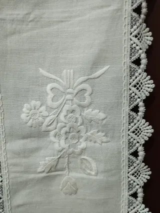 Toalha de linho bordada à mão antiga