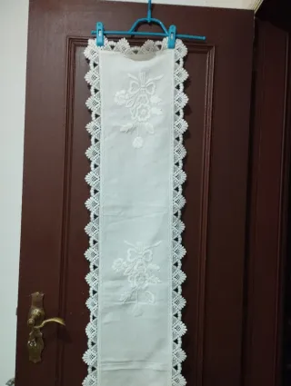 Toalha de linho bordada à mão antiga