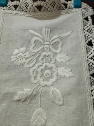 Toalha de linho bordada à mão antiga