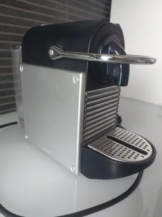 Cafetera Nespresso Negra y Plateada