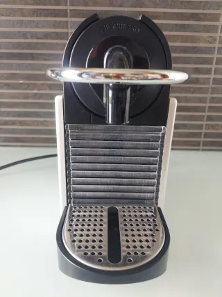 Cafetera Nespresso Negra y Plateada