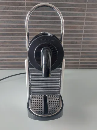 Cafetera Nespresso Negra y Plateada