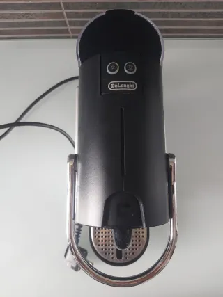 Cafetera Nespresso Negra y Plateada