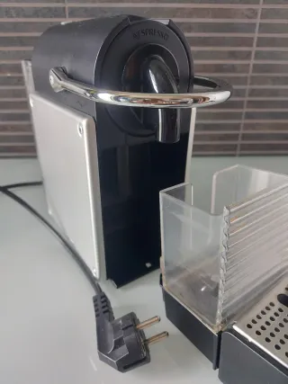 Cafetera Nespresso Negra y Plateada