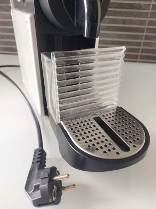 Cafetera Nespresso Negra y Plateada