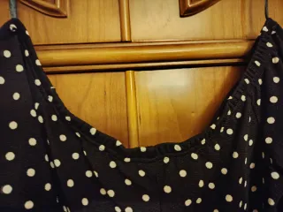 Vestido negro con lunares blancos