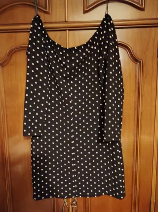 Vestido negro con lunares blancos