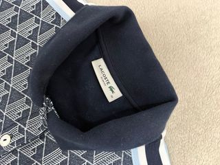 Polo Lacoste Azul con Diseño Geométrico