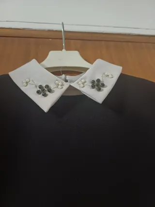 Abito nero con colletto bianco con perle e pietre