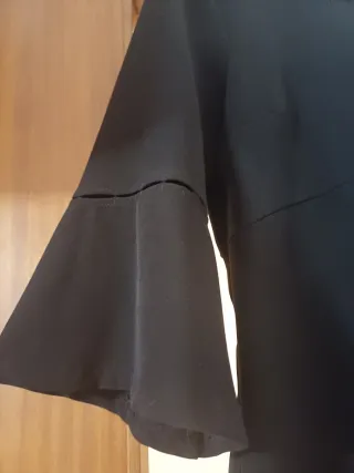 Abito nero con colletto bianco con perle e pietre