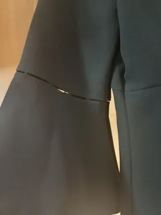 Abito nero con colletto bianco con perle e pietre