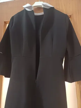 Abito nero con colletto bianco con perle e pietre