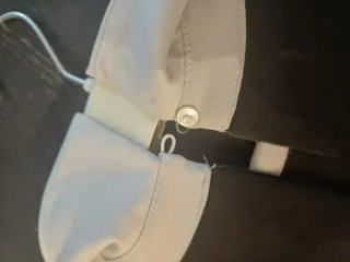 Abito nero con colletto bianco con perle e pietre