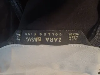 Abito nero con colletto bianco con perle e pietre