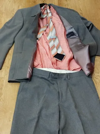 Traje de hombre gris Berentti con corbata Boccola