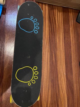 Monopatín infantil con huellas