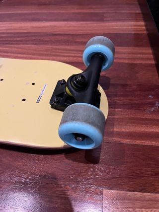 Monopatín infantil con huellas