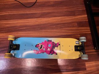 Monopatín infantil con huellas