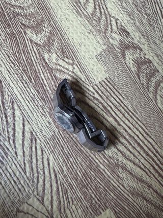 Reloj de pulsera plateado y negro