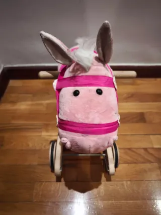 Caballo balancín rosa base madera