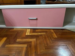 Estantería El Corte Inglés rosa y blanca