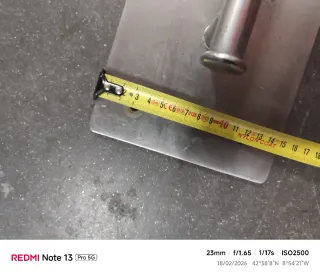 Colgador de metal plateado