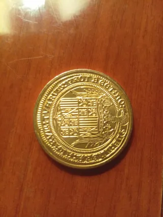 Moneda antigua con escudo