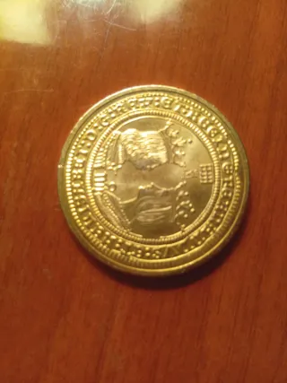 Moneda antigua con escudo