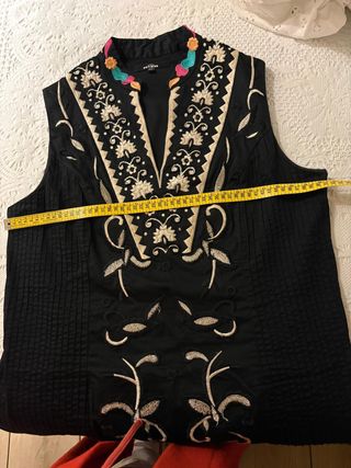Vestido negro bordado con hilos y abalorio
