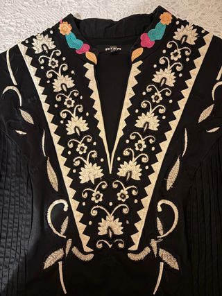 Vestido negro bordado con hilos y abalorio