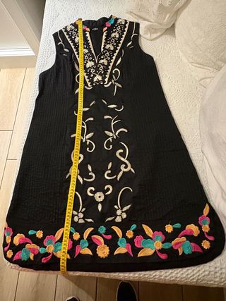 Vestido negro bordado con hilos y abalorio
