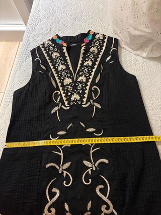 Vestido negro bordado con hilos y abalorio