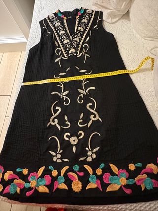 Vestido negro bordado con hilos y abalorio