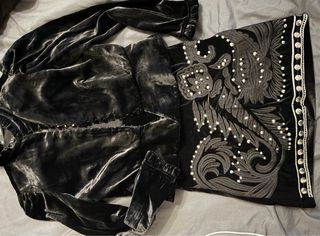 Traje juvenil negro con detalles plateados