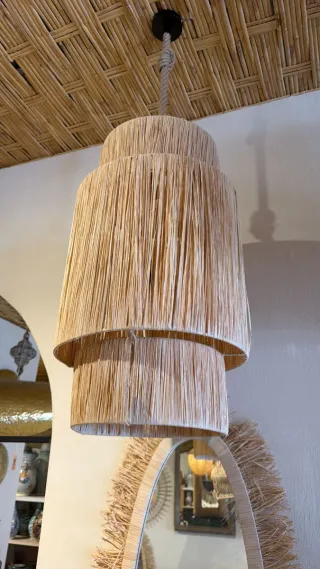 Lámpara colgante de fibras naturales.
