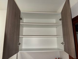 Armario de madera marrón