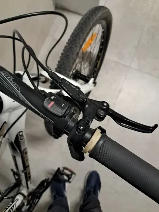 Bicicleta de Montaña Blanca y Negra