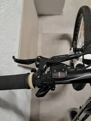 Bicicleta de Montaña Blanca y Negra