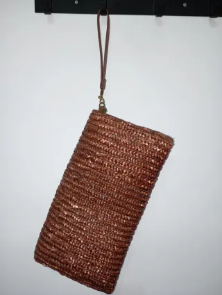 Cartera de rafia marrón con correa