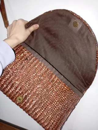 Cartera de rafia marrón con correa