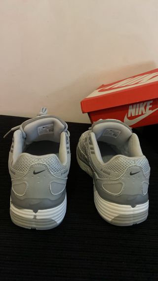 Sapatilhas Nike P-600 Cinza e Branco