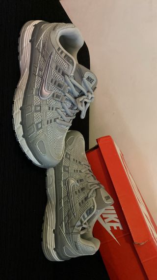 Sapatilhas Nike P-600 Cinza e Branco