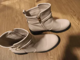 Botines beiges con hebilla y cremallera