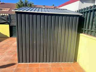 Caseta de jardín metálica gris